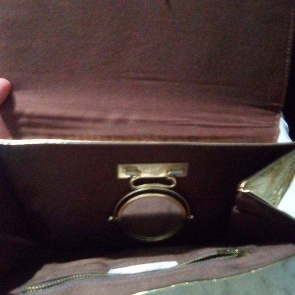UNBRANDED gold clutch handbag. Mirror included - Picture 5 of 5